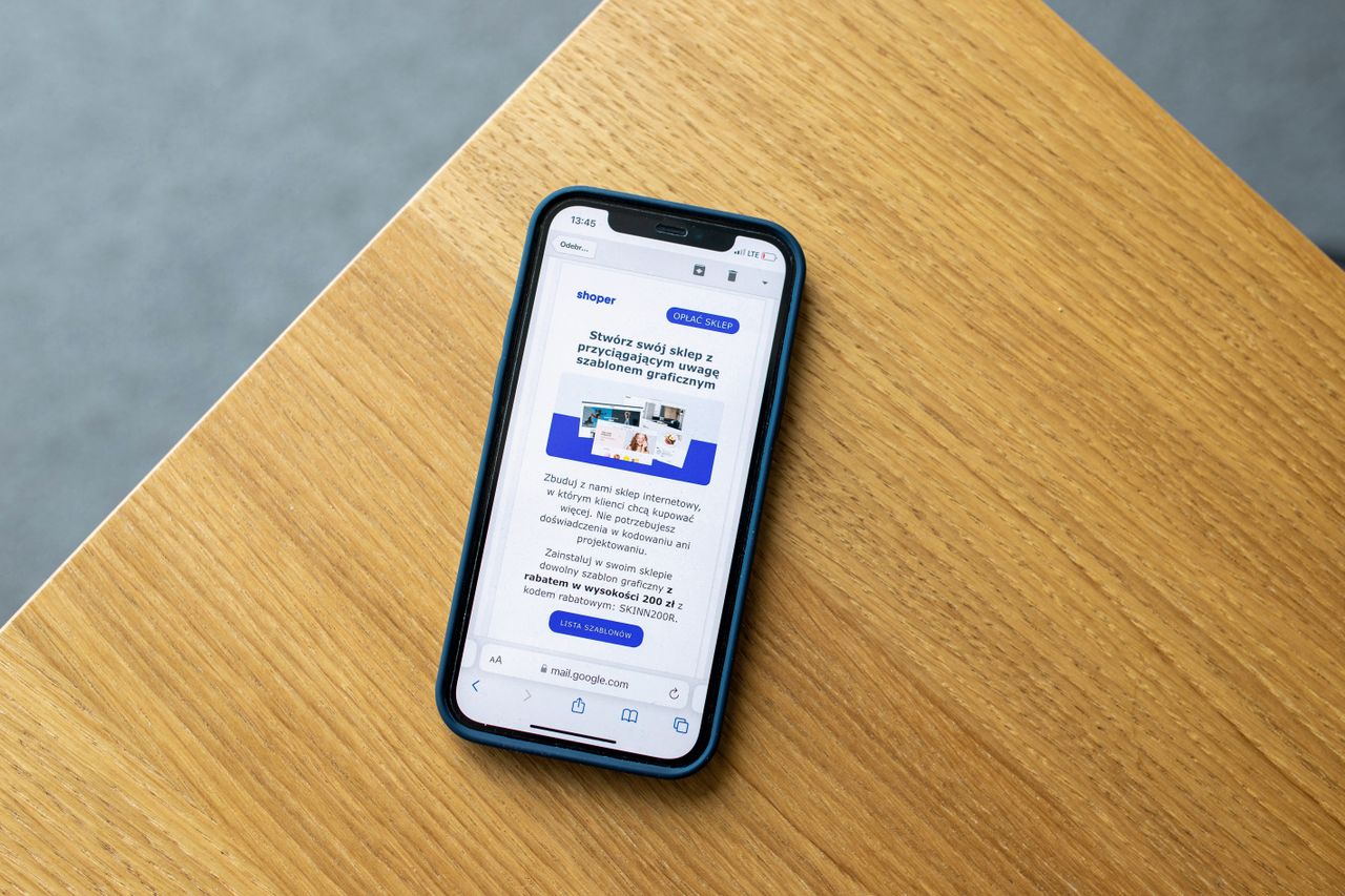 Un téléphone portable affichant une interface de commerce en ligne posé sur une surface en bois, illustrant la technologie d’achat en ligne.